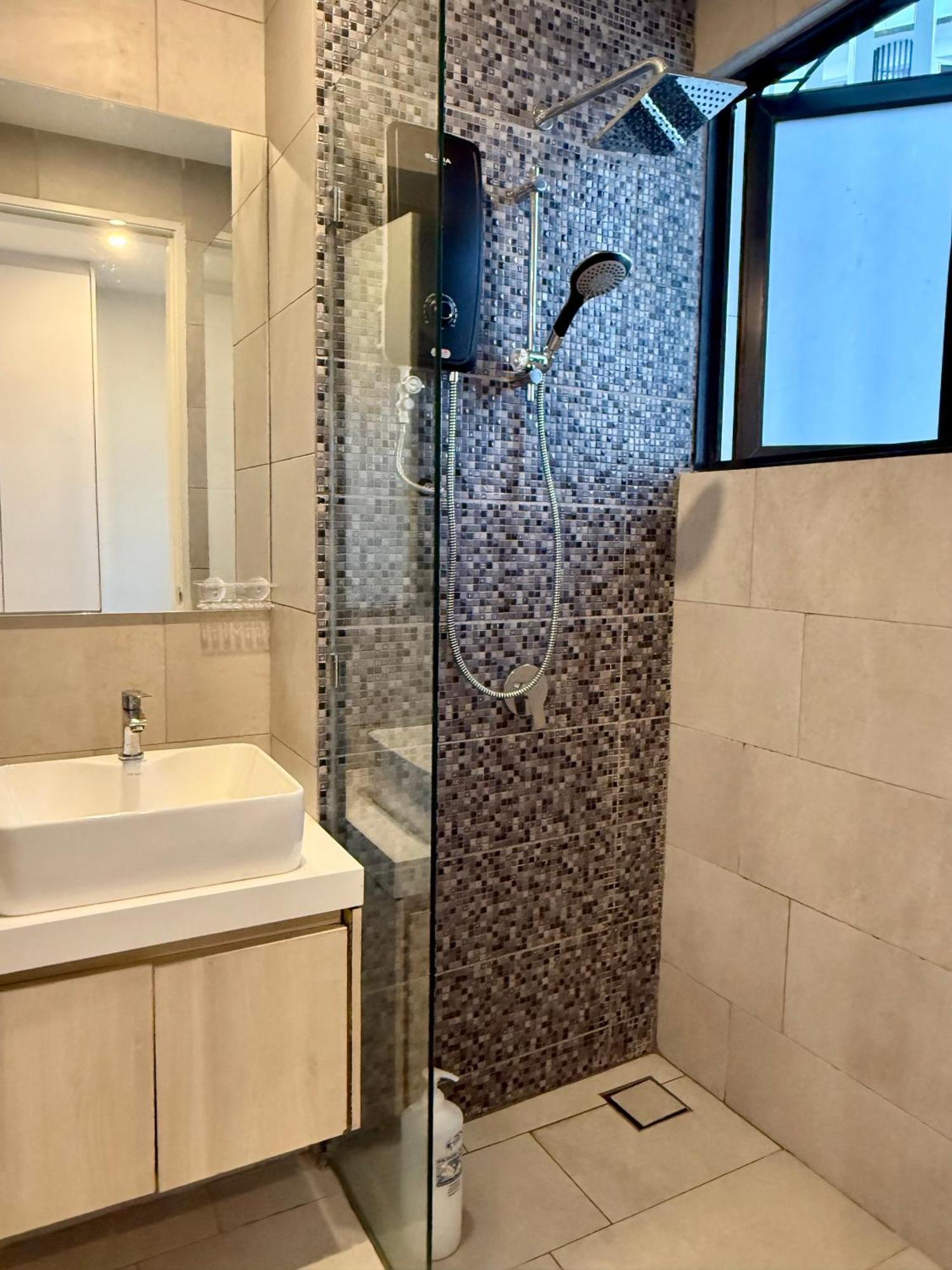 The Shore Executive Suites By Ys Luxury Кота Кинабалу Екстериор снимка